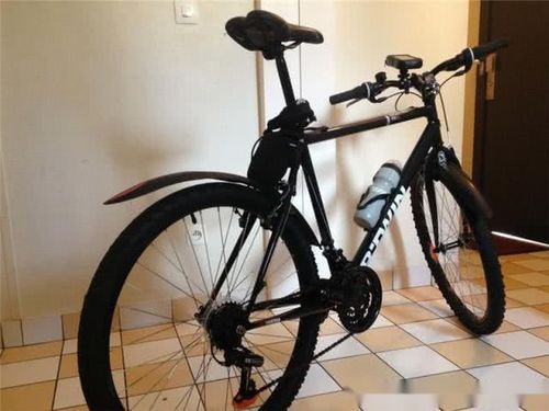 原創(chuàng) 寶馬撞壞自行車(chē),扔500就想了事,自行車(chē)主 準(zhǔn)備賣(mài)車(chē)吧